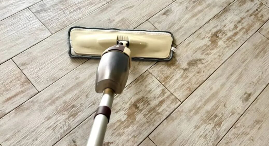 Підлога блищить – і без розводів: перевірила інтернет-лайфхак із кондиціонером для білизни. Ось що скажу 