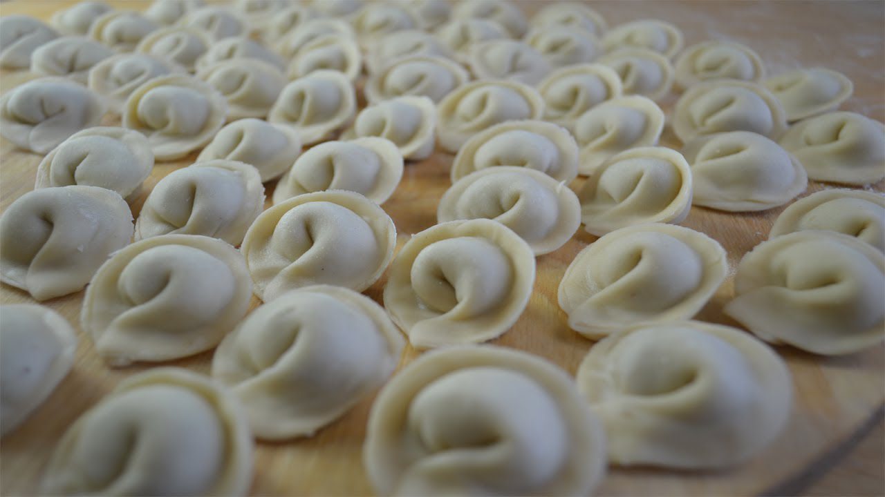 Експерти порадили простий спосіб, як варити пельмені, аби вони не злипались у каструлі