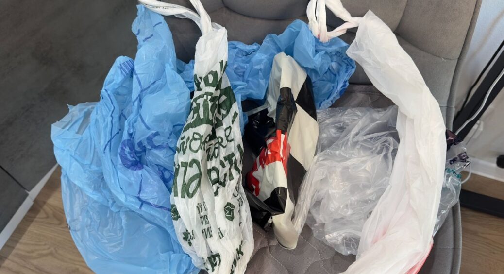 Пакети з супермаркету “Сільпо” не викидаю: знаю 3 ідеї, як використати їх у побуті з користю 