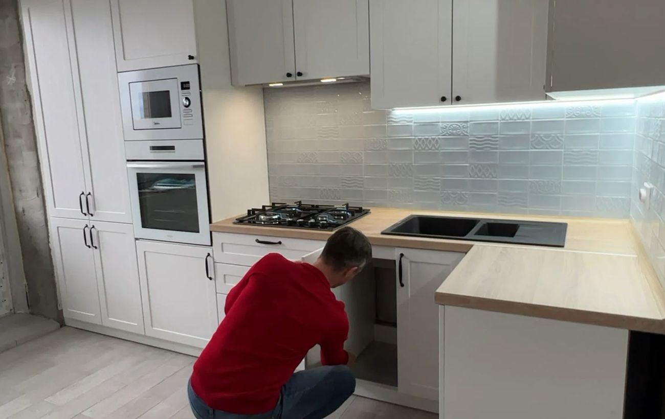 Експерти розповіли, чому петлі на шафах можуть розкручуватись