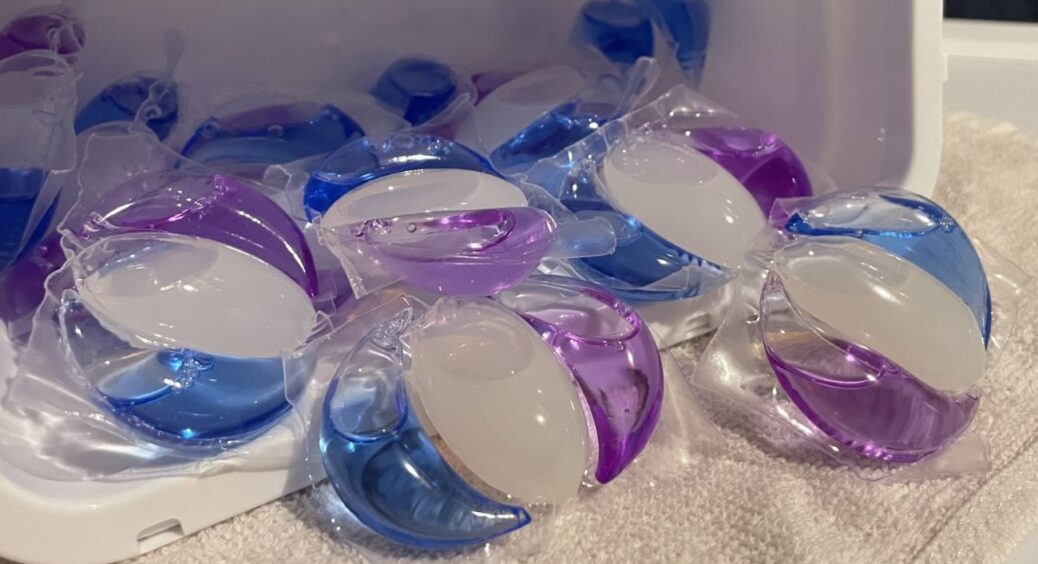 Пояснення, чому капсули для прання – не такі зручні, як здається: 3 мінуси, що змусили мене передумати 