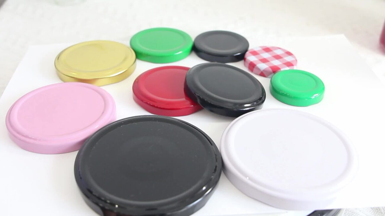 Експерти порадили, як зробити з кришок від банок простір для зберігання різних дрібниць