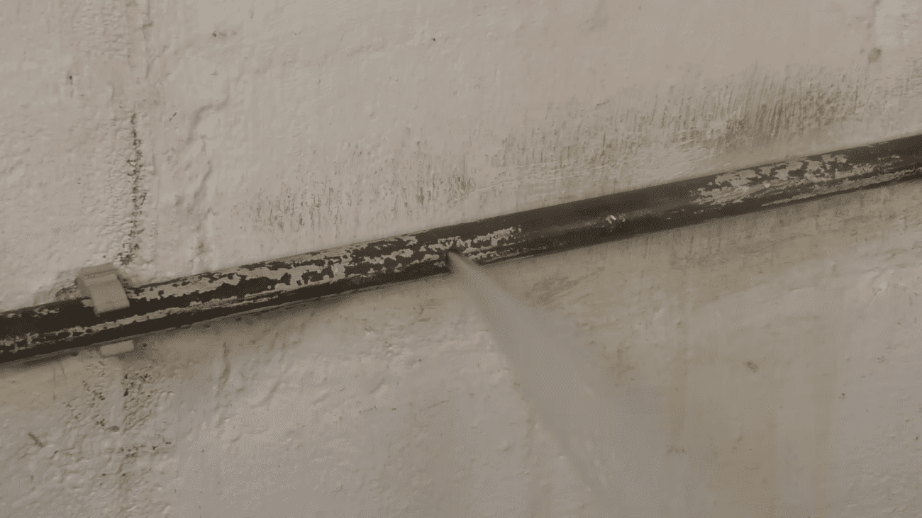 Сантехніки розповіли, як швидко усунути протікання труби без зварювання