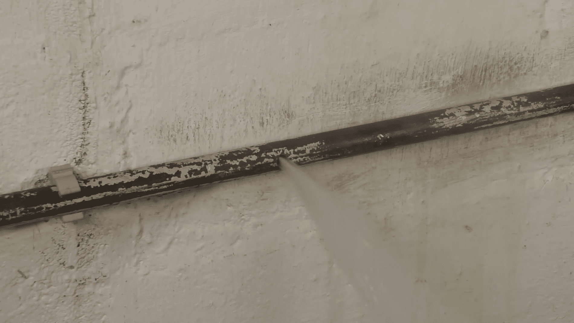 Сантехніки розповіли, як швидко усунути протікання труби без зварювання 