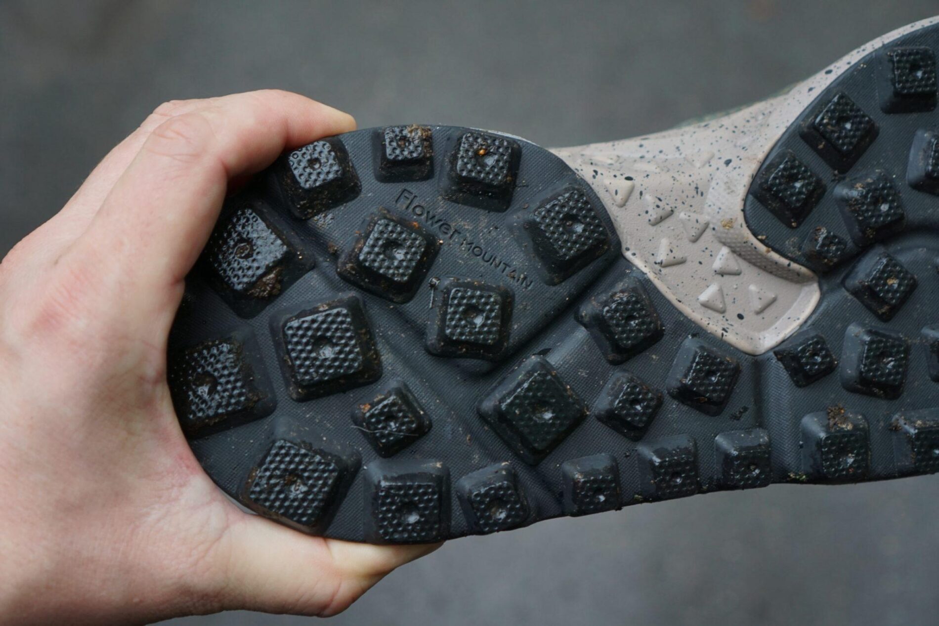 Експерти розповіли, як зробити взуття менш слизьким узимку