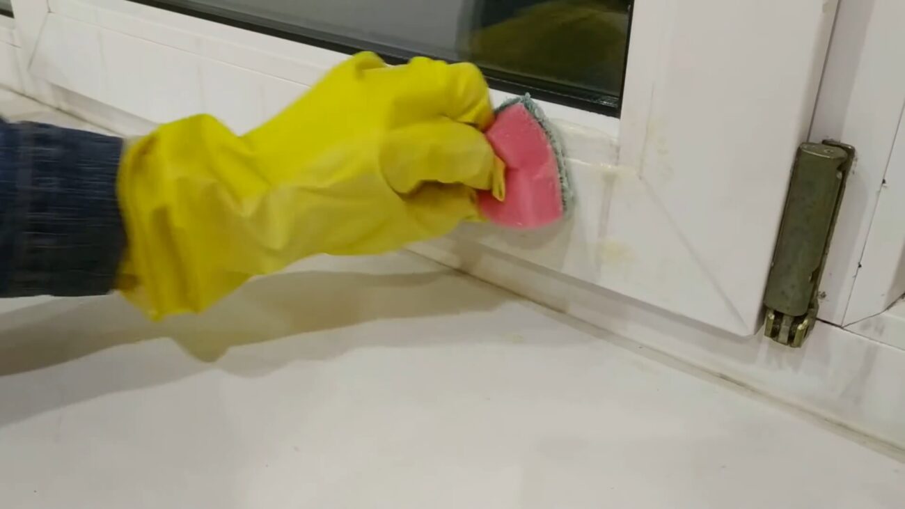 Експерти розповіли, як заклеїти щілину під підвіконням без витрат і зайвого клопоту швидко