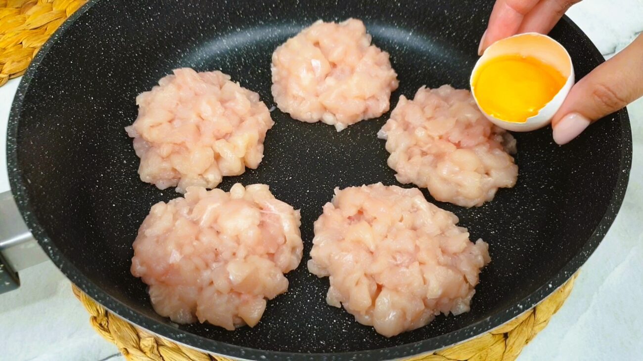 Господині розповіли, як приготувати смачні курячі котлети, аби вони не були сухими всередині