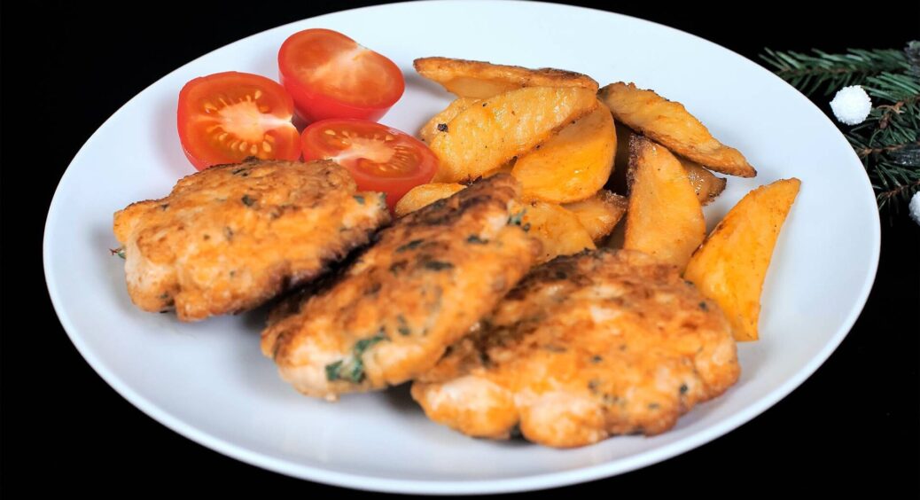 Курячі котлети більше не сухі: додаю у фарш 1 простий інгредієнт — виходять соковиті навіть без соусу 