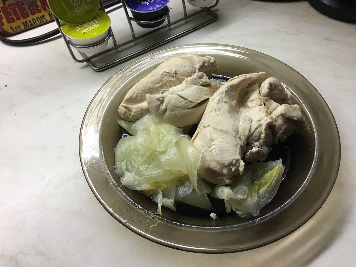 Кулінари розповіли, як приготувати смачну та соковиту варену курку без зайвого клопоту