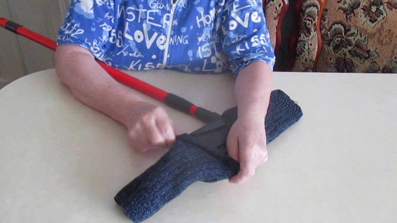 Господині розповіли, навіщо потрібно надягати на швабру стару шкарпетку