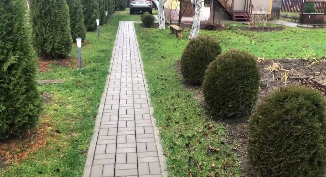 Бетон та бруківка – минуле століття: чоловік засипав трубу щебнем – і на доріжках 0 бруду навіть у зливу 