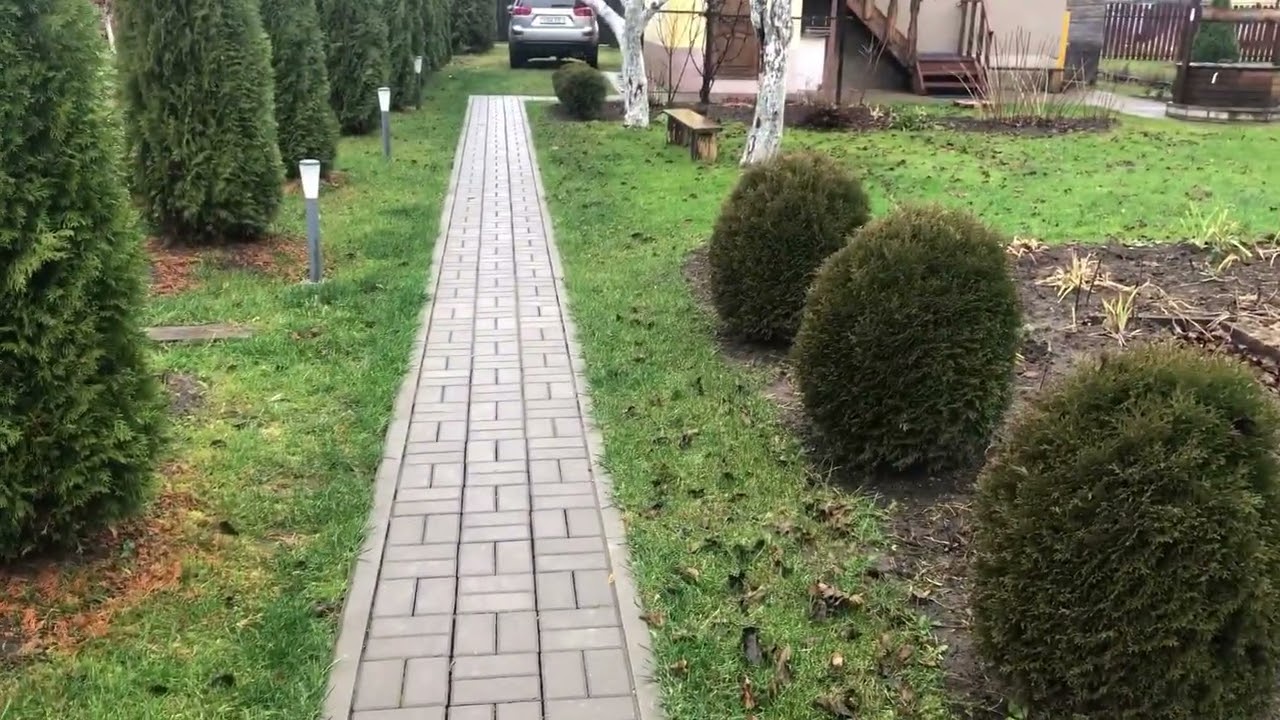 Дачники розповіли, як легко зробити дренажну доріжку без бетону