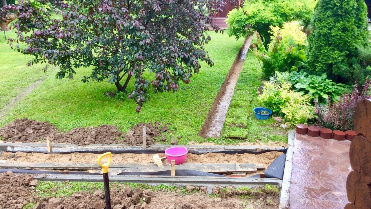 Дачники розповіли, як легко зробити дренажну доріжку без бетону