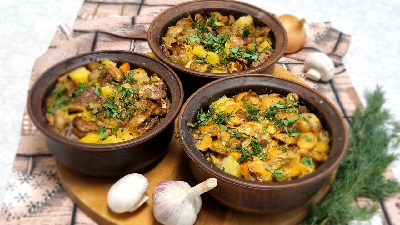 Кулінари розповіли, як приготувати картоплю зі свининою та лисичками в горщику