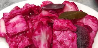 Кулінари розповіли, як приготувати капусту Пелюстку з буряком та часником