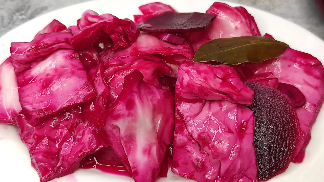 Кулінари розповіли, як приготувати капусту Пелюстку з буряком та часником