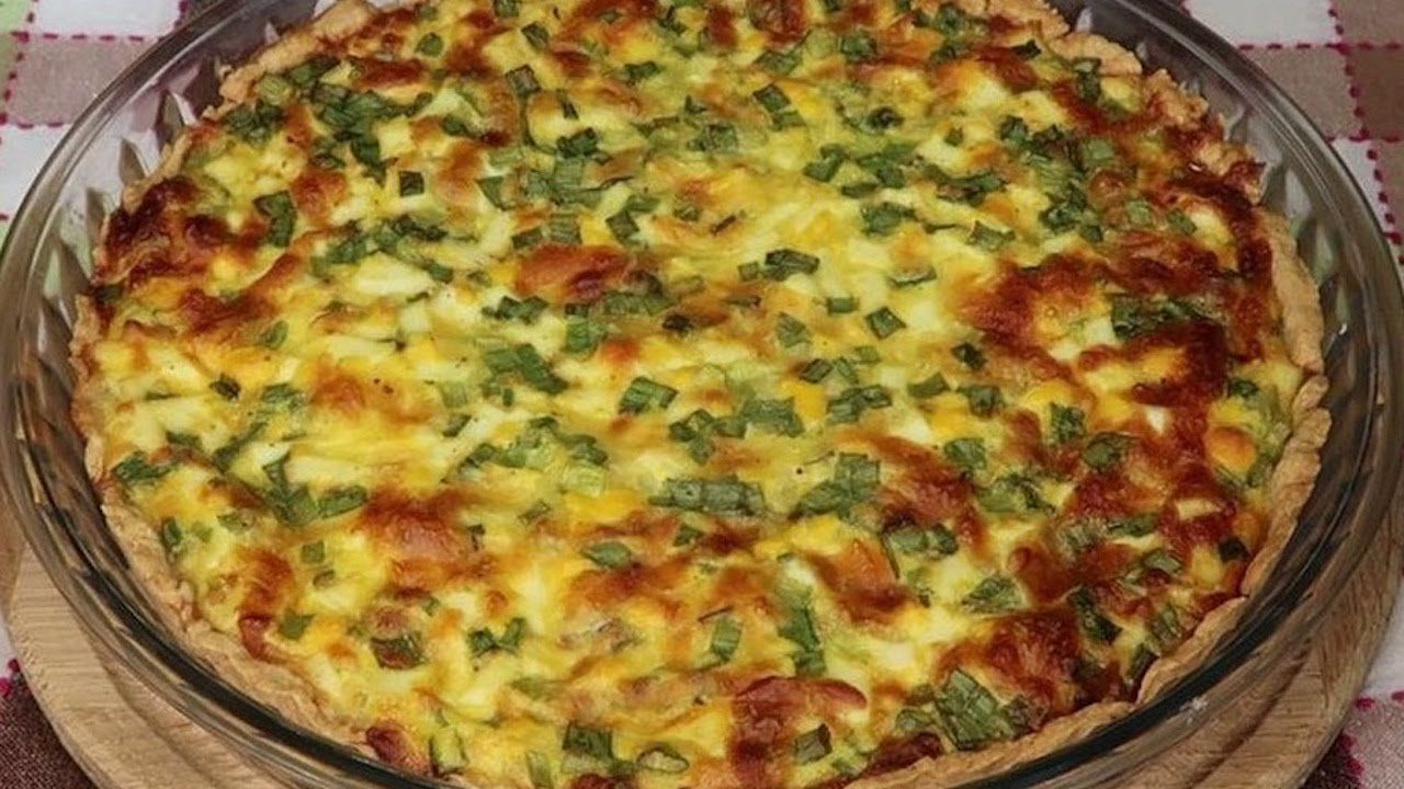 Кулінари розповіли, як приготувати тертий пиріг із зеленою цибулею та сиром