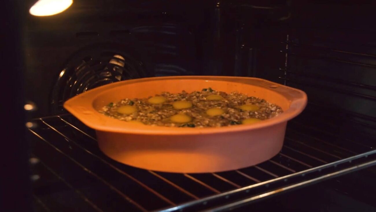 Кулінари поділилися рецептом гречаної запіканки з грибами та сметанною заливкою