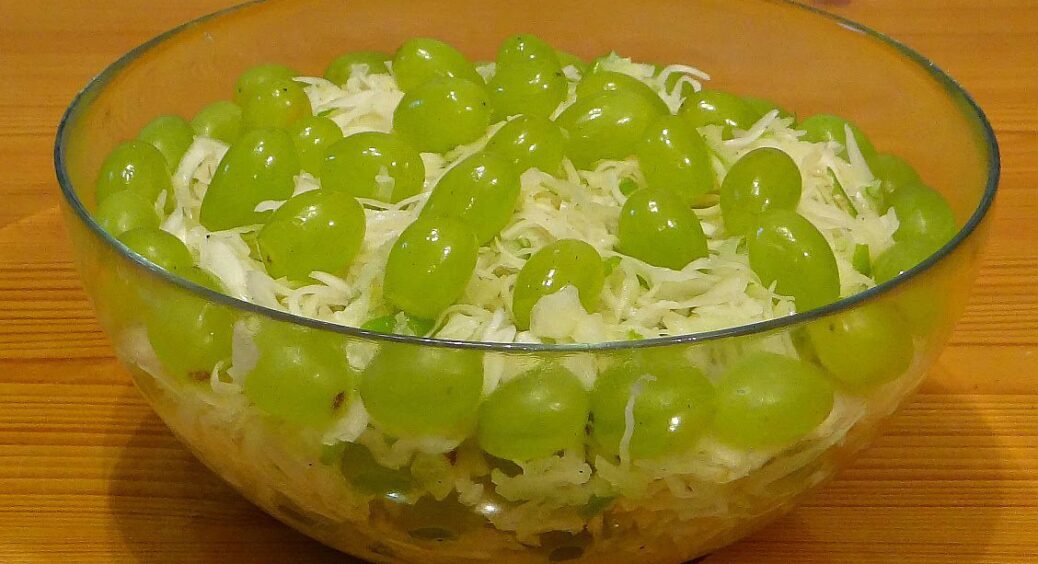 Беру звичайну пекінку та виноград – і вже за 5 хв роблю цей смачнючий салатик: їм його на ніч і худну 