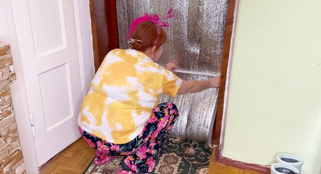 Мій свекор-вікняр навчив цьому, якщо продувають двері: роблю 1 рух, і вони стають “залізобетонними” 