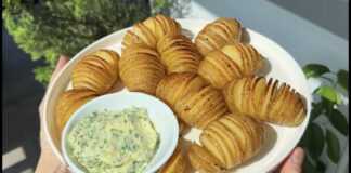 Кухарі розповіли, як приготувати ароматну запечену картоплю з часниковим маслом