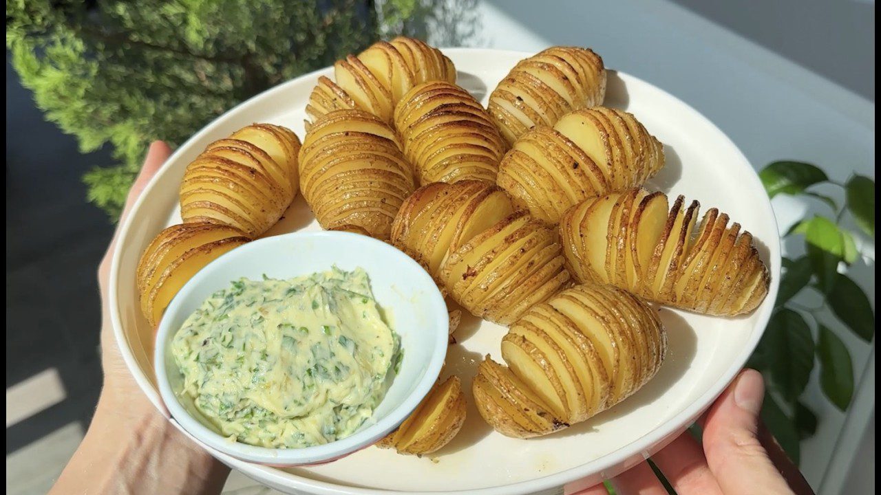 Кухарі розповіли, як приготувати ароматну запечену картоплю з часниковим маслом