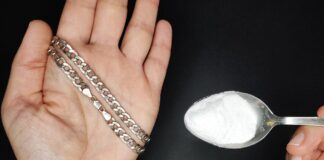 Господині розповіли, як легко очистити срібні прикраси в домашніх умовах