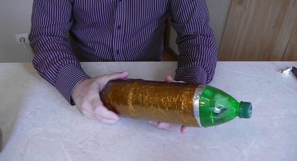 Беру 1,5 л пластикову та 1 скляну пляшку: ось як без мороки зробити термос в домашніх умовах за 5 хвилин 