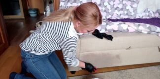 Господині розповіли, як можна легко очистити диван від плям у домашніх умовах