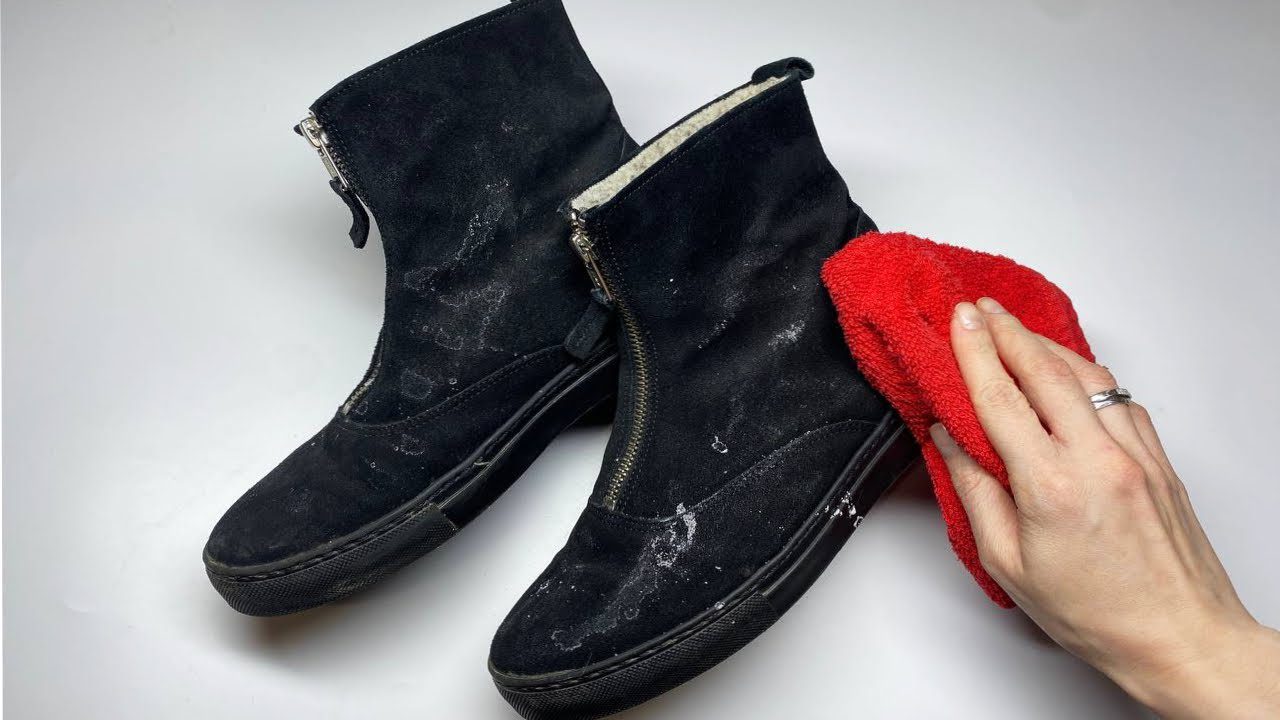Господині розповіли, як позбутися плям на замшевих чоботах і черевиках без сліду
