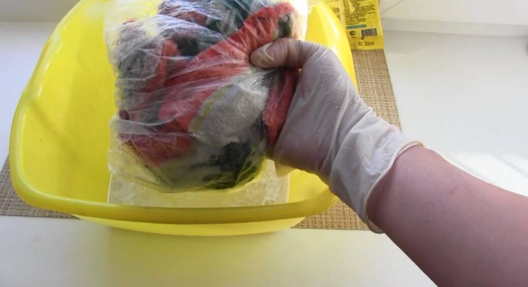 Кухонні рушники більше не пахнуть засмальцьованістю: намилила господарським милом і в пакет на 2 хвилини 