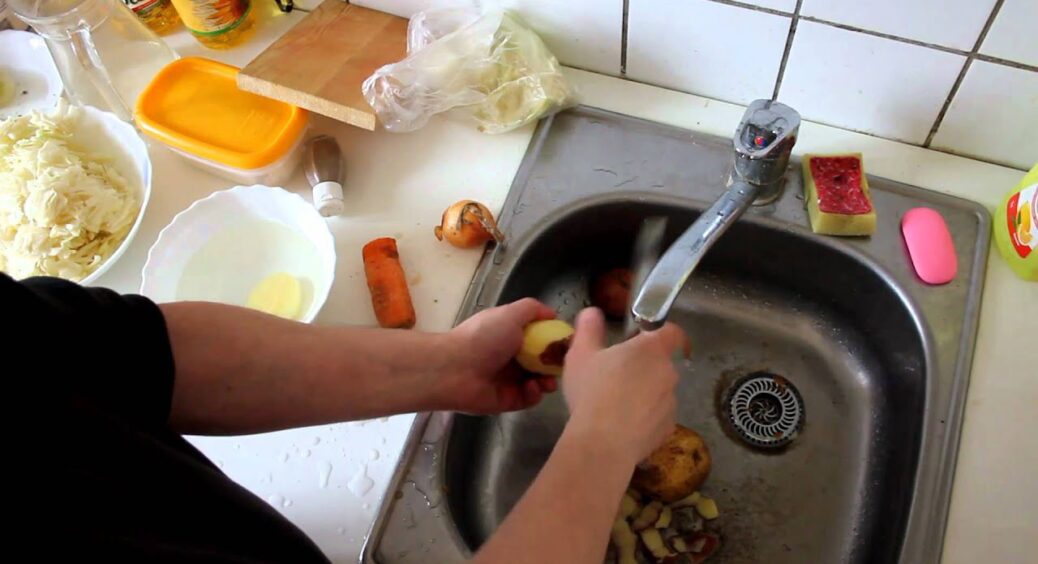 Все життя я чистила картоплю неправильно: 1 простий трюк, яким користуються на чергуваннях в армії 