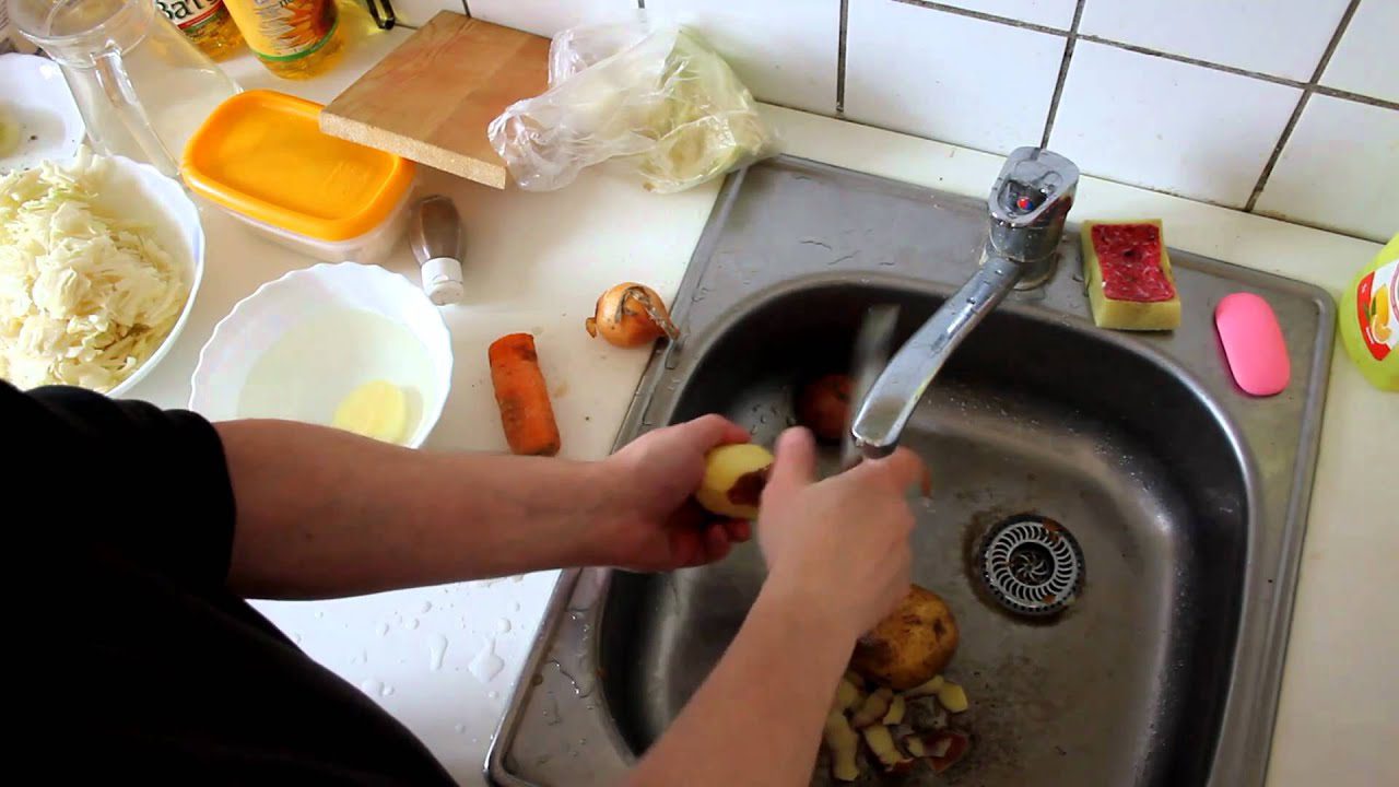 Господині розповіли, як почистити гору картоплі за 1 хвилину