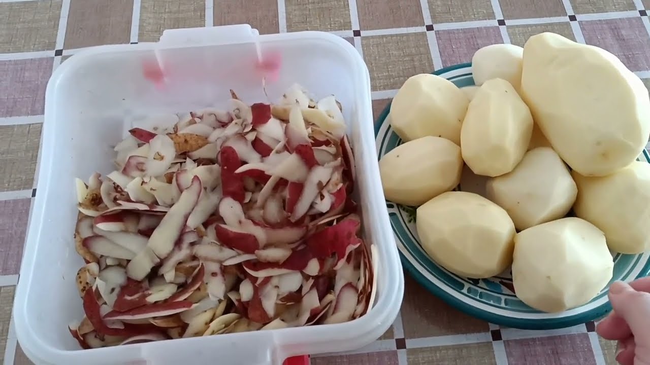 Господині розповіли, як почистити гору картоплі за 1 хвилину