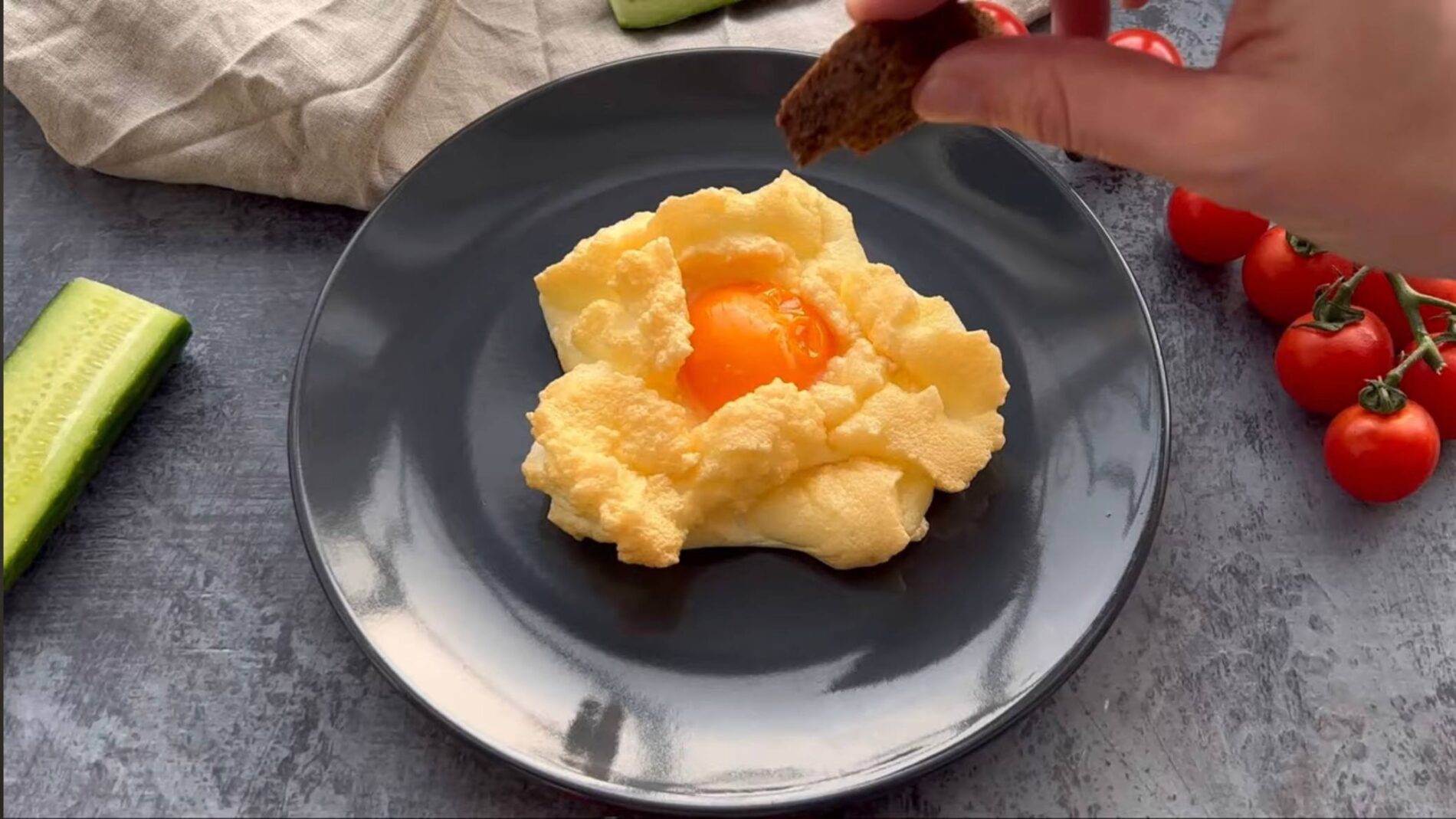 Кулінари поділилися простим рецептом неймовірно повітряної яєчні в духовці