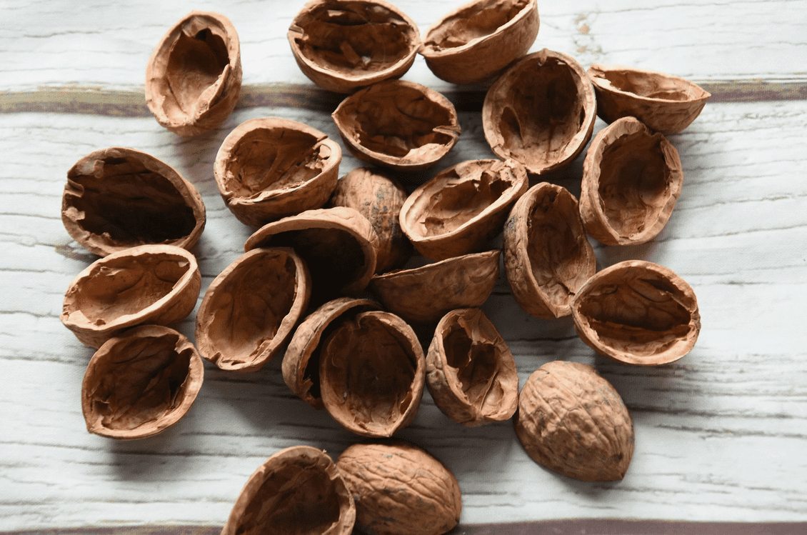 Експерти порадили простий спосіб, як швидко очистити волоські горіхи від шкаралупи без клопоту