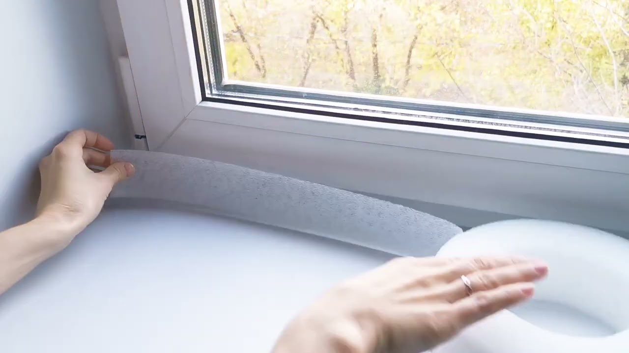 Господині поділилися домашнім способом, який допоможе утеплити підвіконня