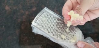 Кулінари розповіли, як максимально чисто натерти часник на тертку