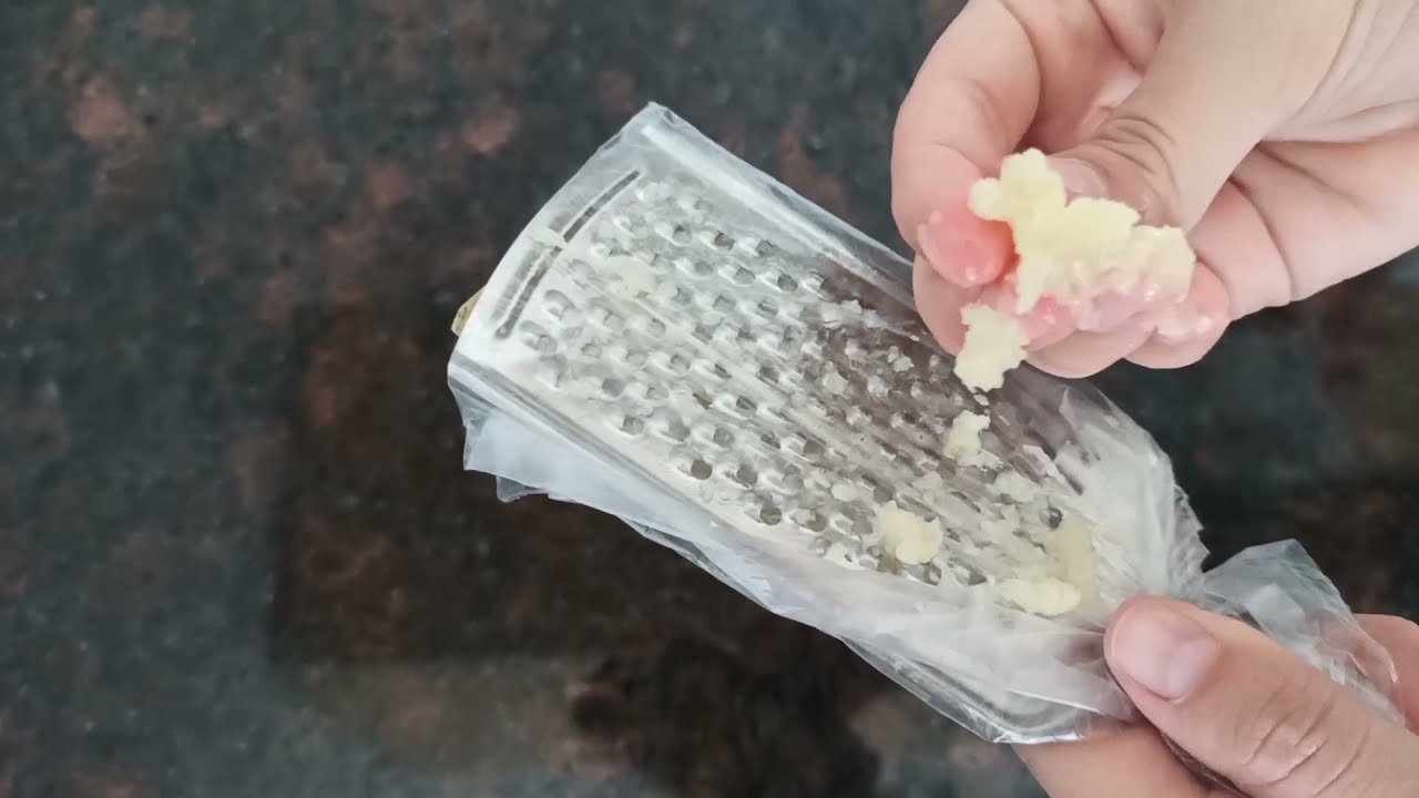 Кулінари розповіли, як максимально чисто натерти часник на тертку