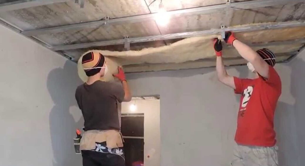 Чоловік узяв пляшки та тирсу – і утеплив стелю: тепер хуртовини не лякають – економніше за мінеральну вату 