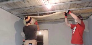 Господарі розповіли, як за допомогою пляшок і тирси утеплити стелю