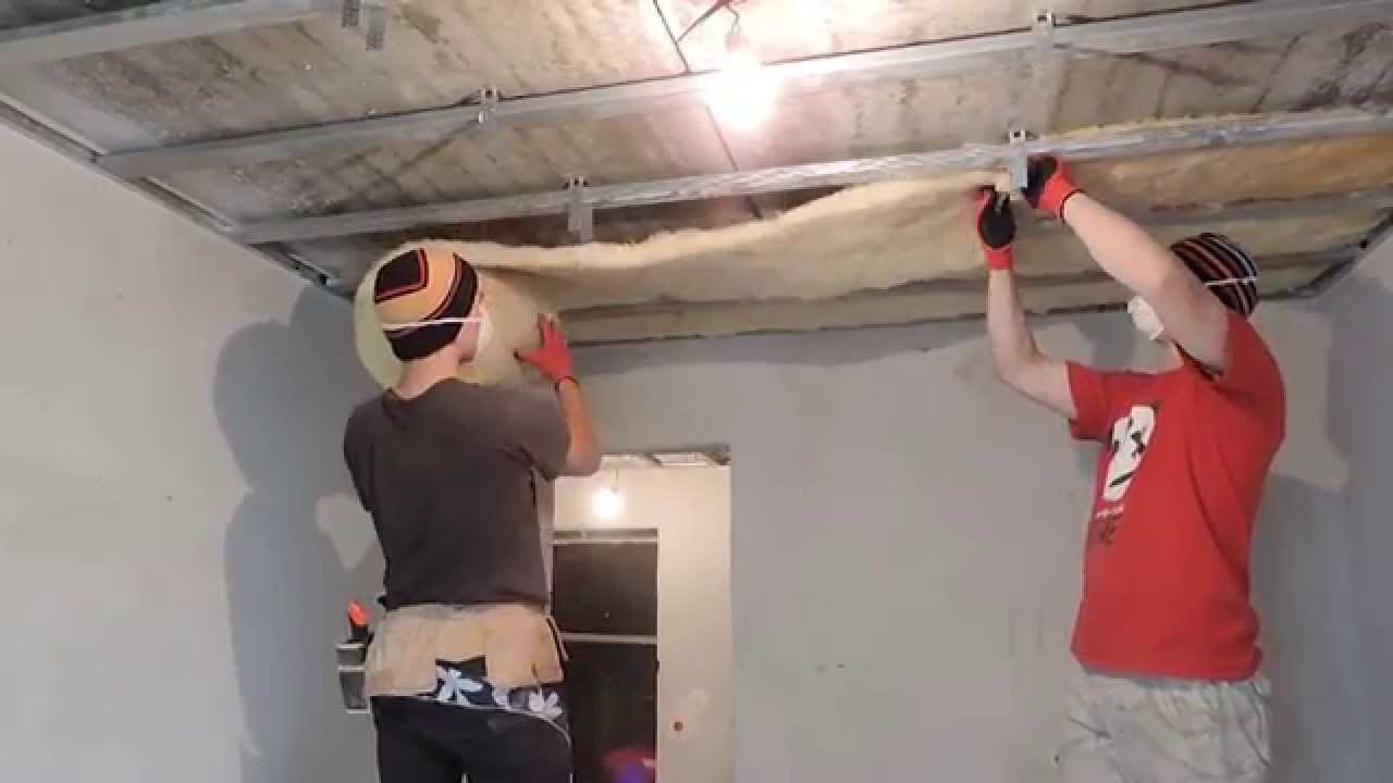 Господарі розповіли, як за допомогою пляшок і тирси утеплити стелю