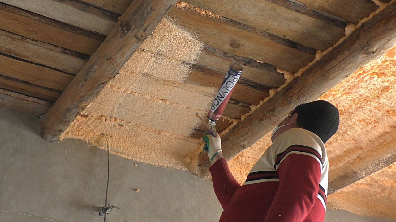 Господарі розповіли, як за допомогою пляшок і тирси утеплити стелю