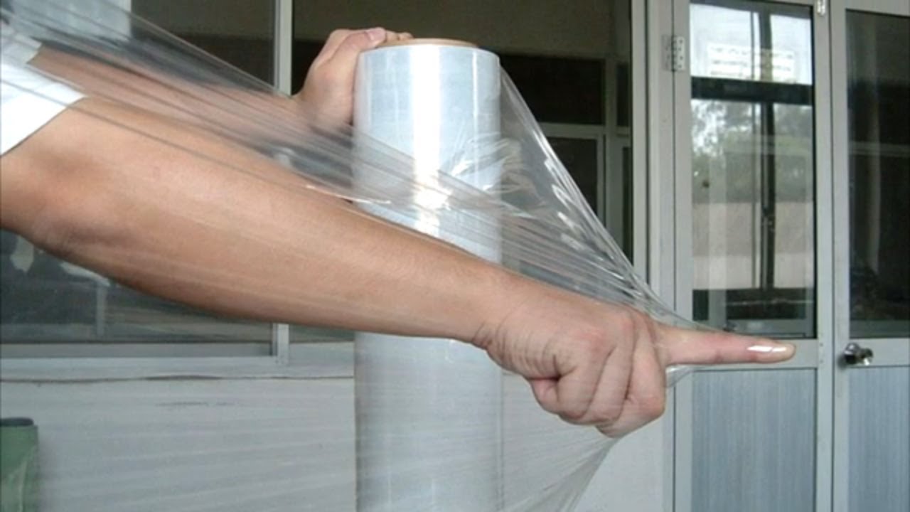 Господині розповіли, як харчова плівка допоможе боротися з липким жиром на кухні