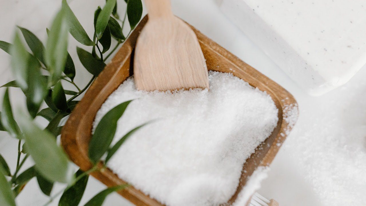 Господині розповіли, навіщо потрібно ставити ємність із сіллю на підвіконня