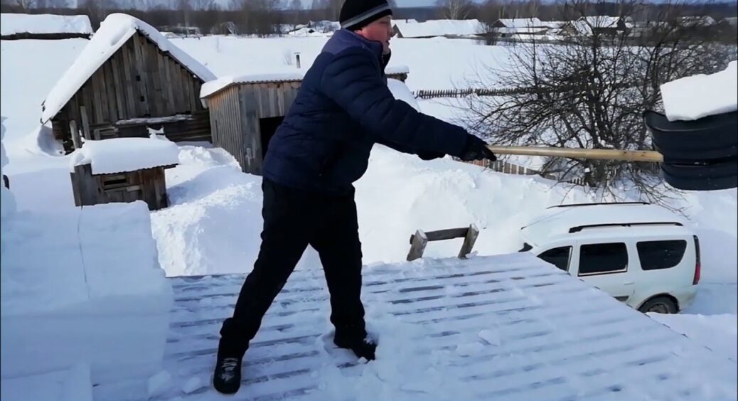 Чоловік за 5 хвилин зробив пристрій для чищення снігу з даху – у 1000 разів ефективніший за звичайну лопату 