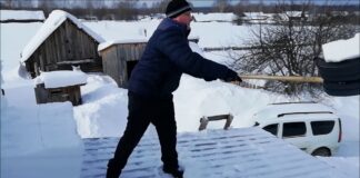 Господарі розповіли, як зробити пристрій для чищення снігу з даху своїми руками