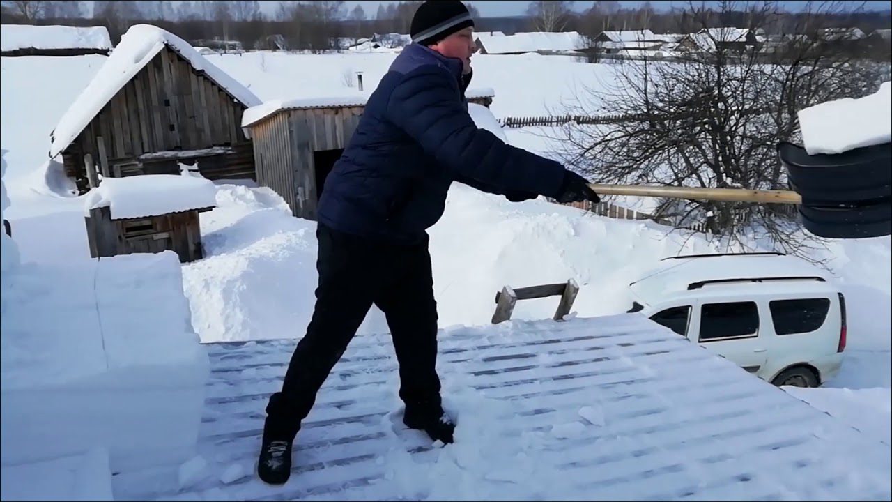 Господарі розповіли, як зробити пристрій для чищення снігу з даху своїми руками