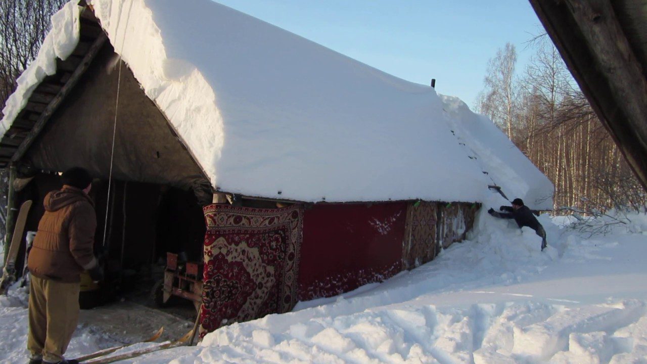Господарі розповіли, як зробити пристрій для чищення снігу з даху своїми руками