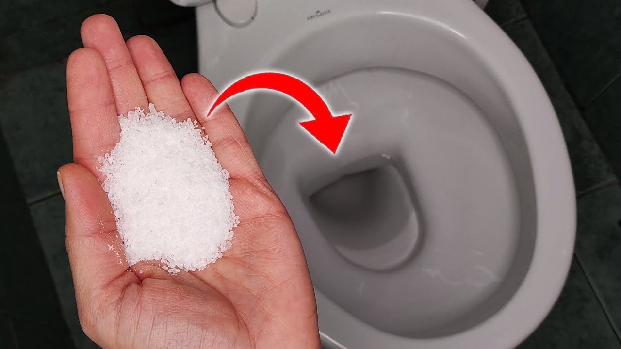 Господині розповіли, навіщо потрібно сипати сіль в унітаз та раковину